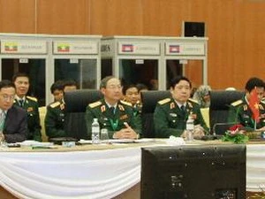 越南国防部部长冯光青大将率团出席会议